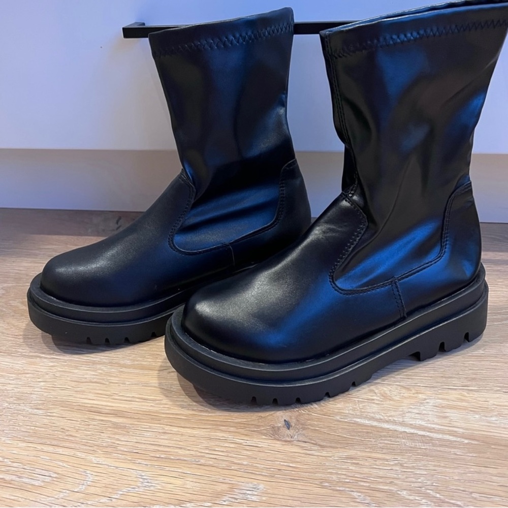 Zara leather lug boots - like new!